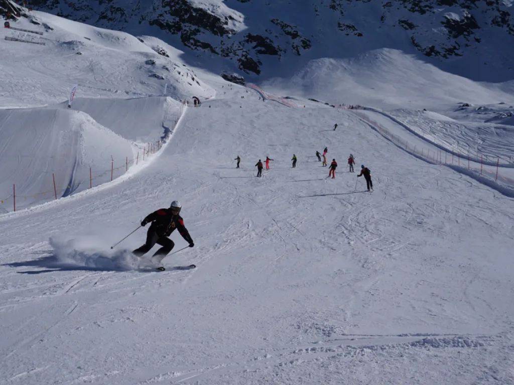 Skifahrer legt sich in einen Schwung.